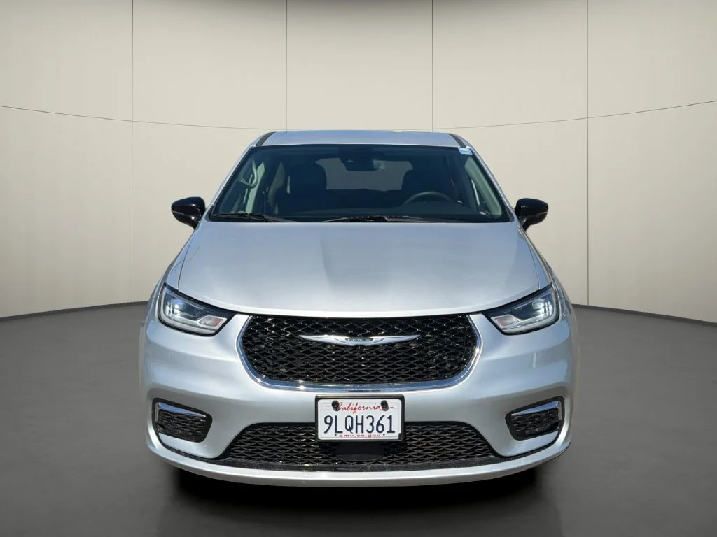 Used 2024 Silver Chrysler Touring L image 2