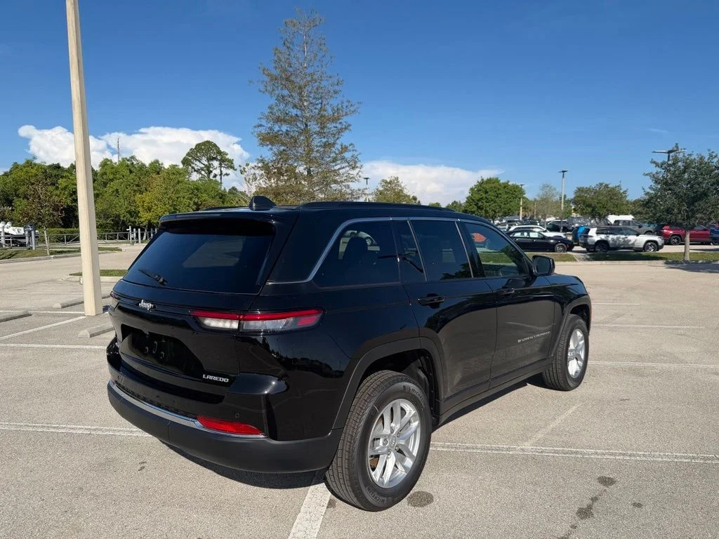 New 2026 Diamond Black Crystal Pearl-Coat Exterior Paint Jeep Laredo image 4
