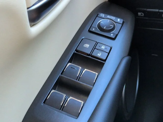 Used 2018 White Lexus 300h image 25