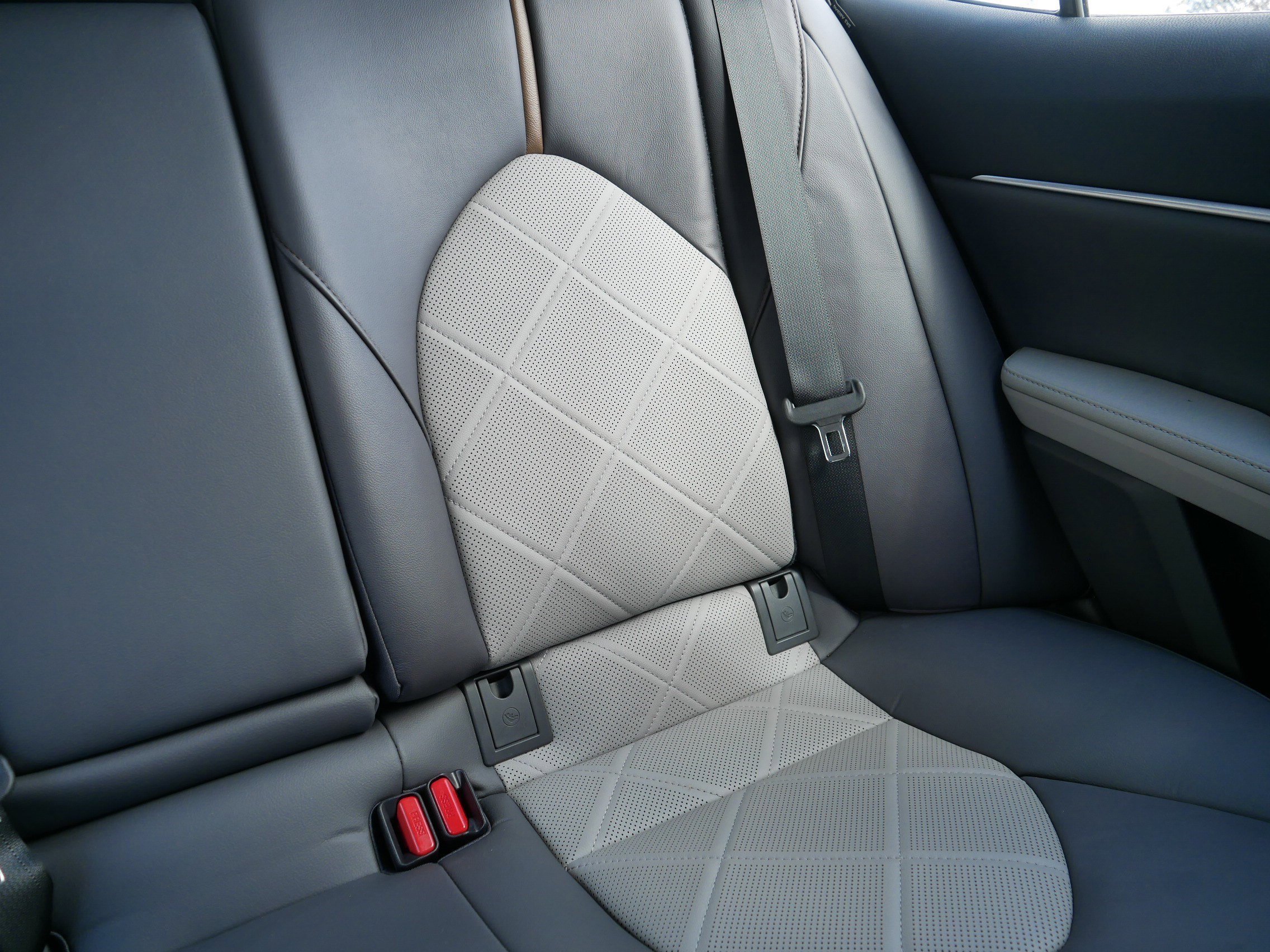 Used 2019 Wind Chill Pearl Toyota XLE image 14
