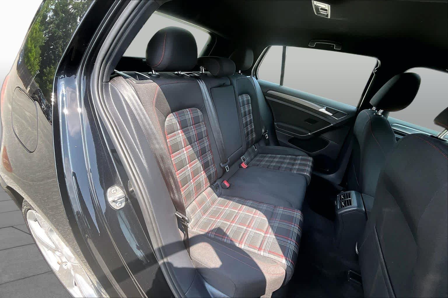 Used 2018 Deep Black Pearl Metallic Volkswagen S image 20