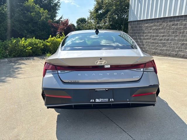 2025 Hyundai Elantra Limited - Photo 8