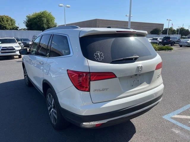 Used 2016 White Diamond Pearl Honda Touring image 5