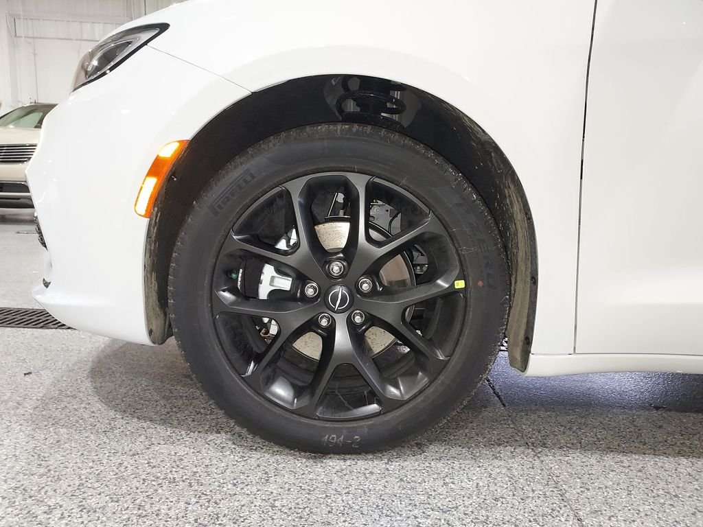 2026 Chrysler Pacifica Limited - Photo 16