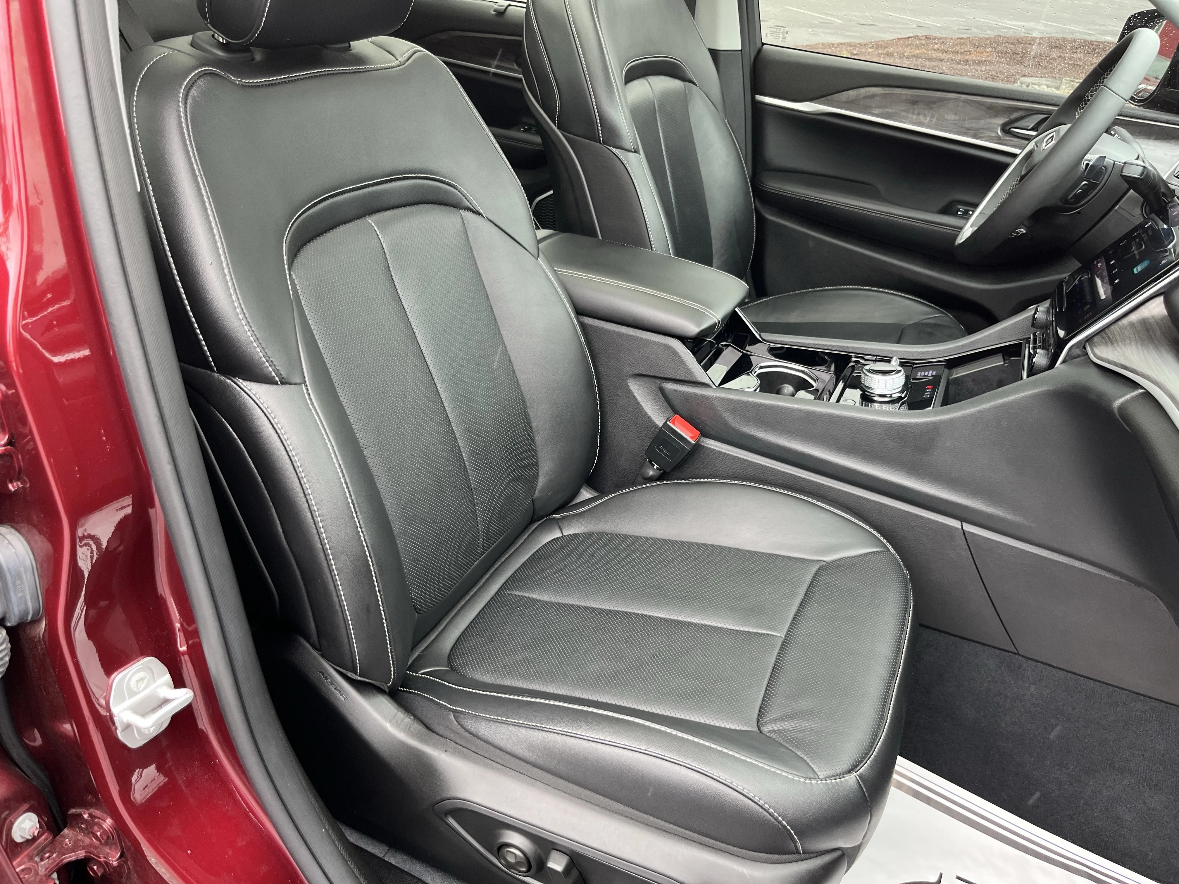 Used 2023 Velvet Jeep 4xe image 3