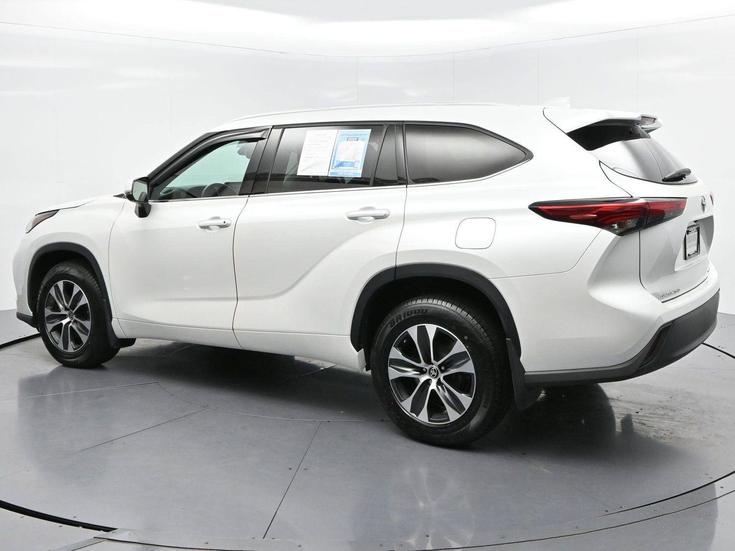 Used 2022 Wind Chill Pearl Toyota XLE image 5
