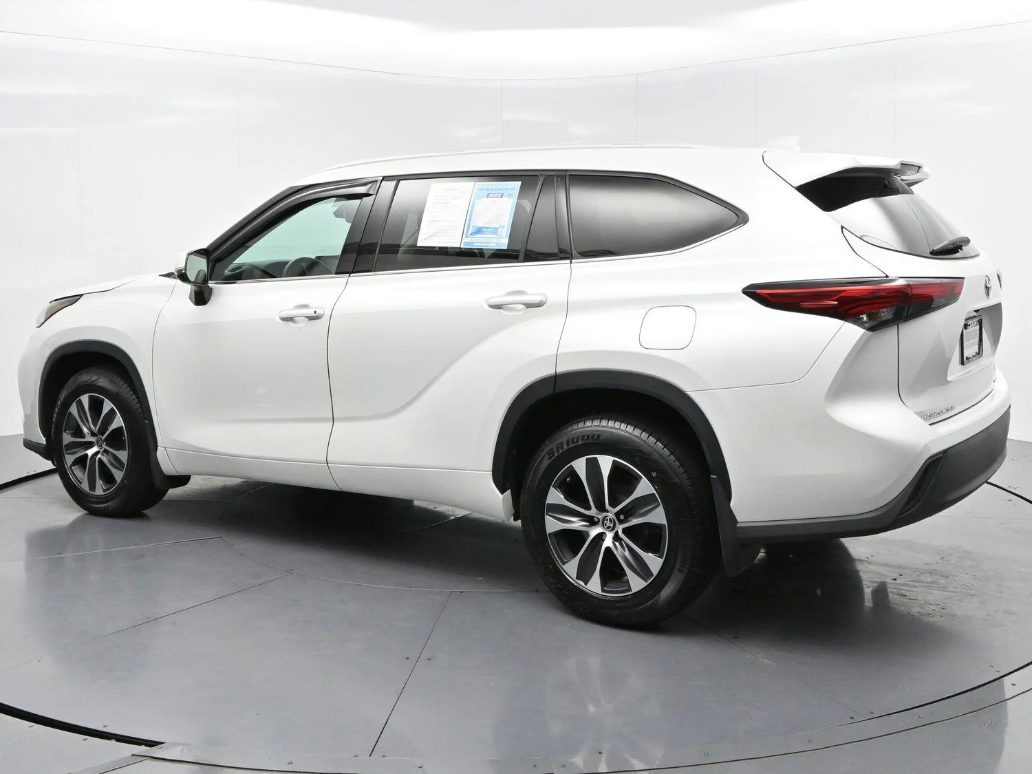 Used 2022 Wind Chill Pearl Toyota XLE image 5