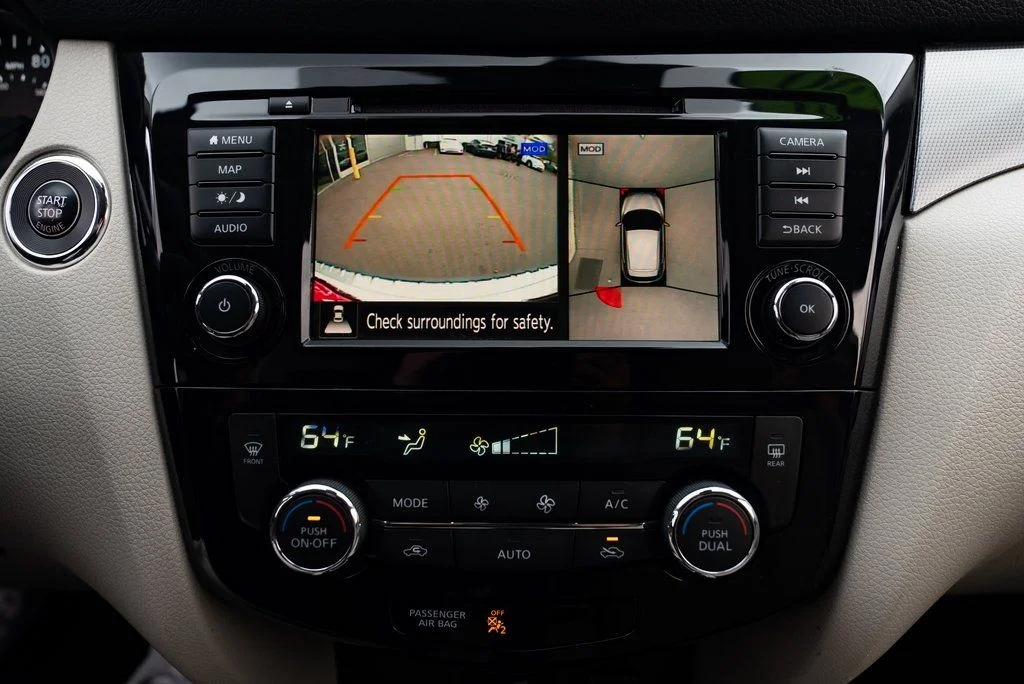 Used 2020 White Nissan SL image 16