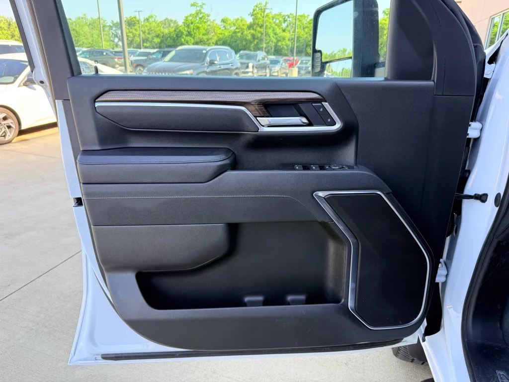 Used 2025 Summit White Chevrolet LT image 10