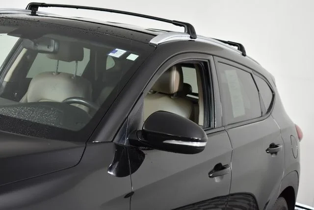 Used 2017 Black Hyundai SE Plus image 4