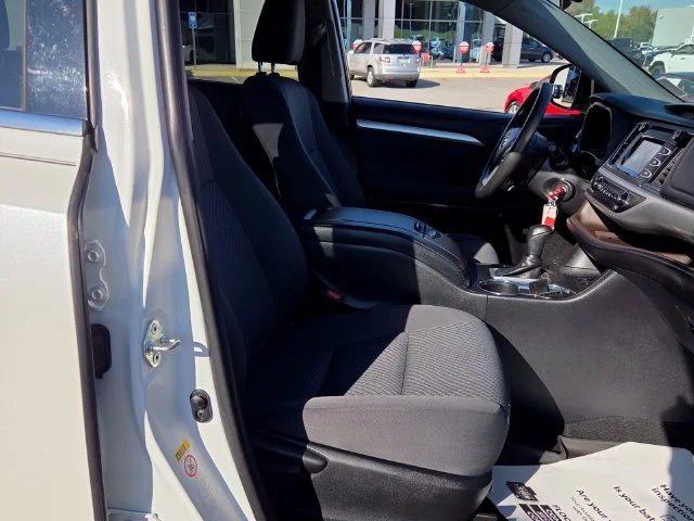 Used 2019 White Toyota LE image 18
