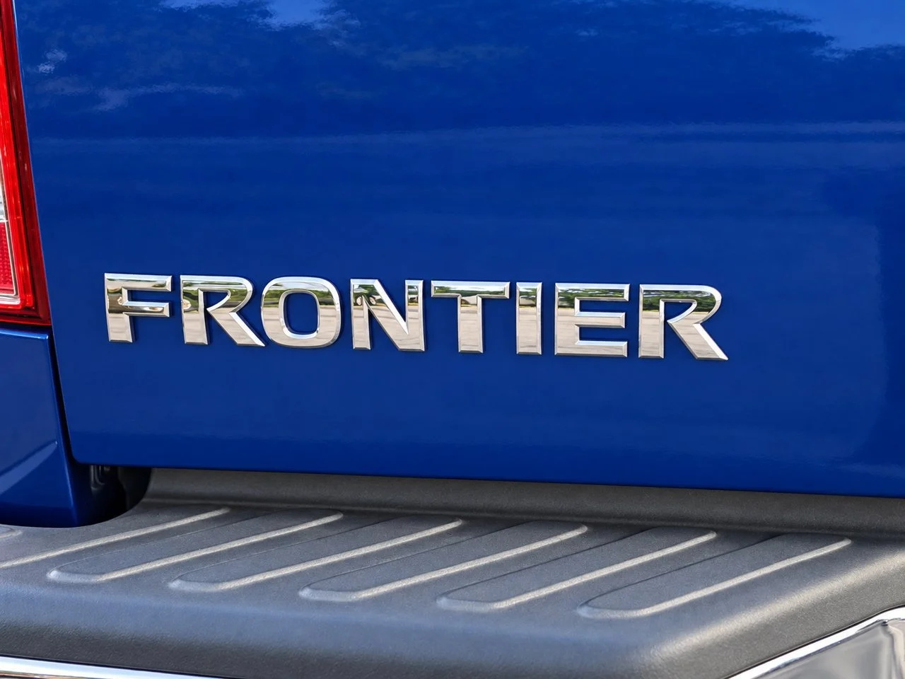 Used 2015 Metallic Blue Nissan S image 9