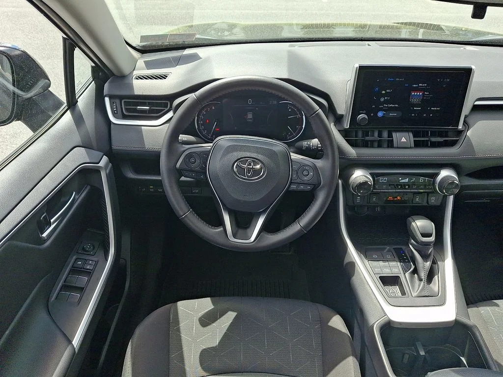 2025 Toyota RAV4 XLE - Photo 11