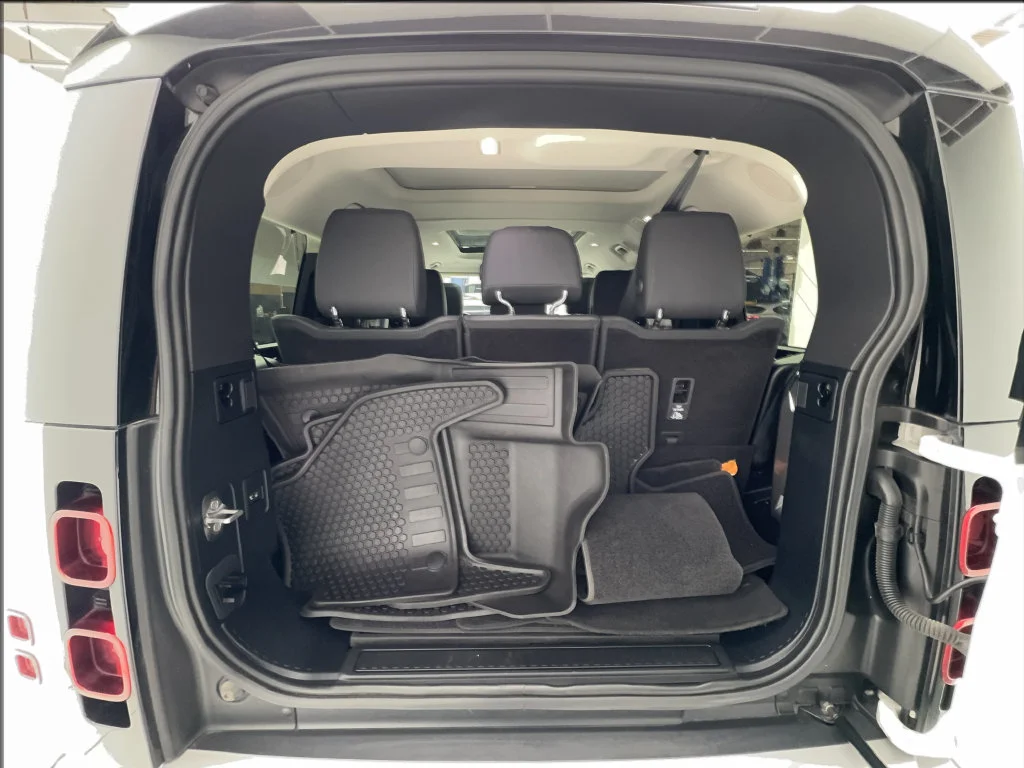 Used 2023 White Land Rover SE image 18