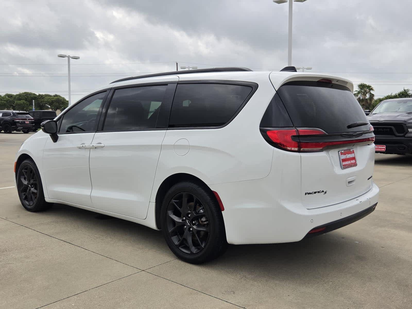 Used 2025 Bright White Clearcoat Chrysler Limited image 3