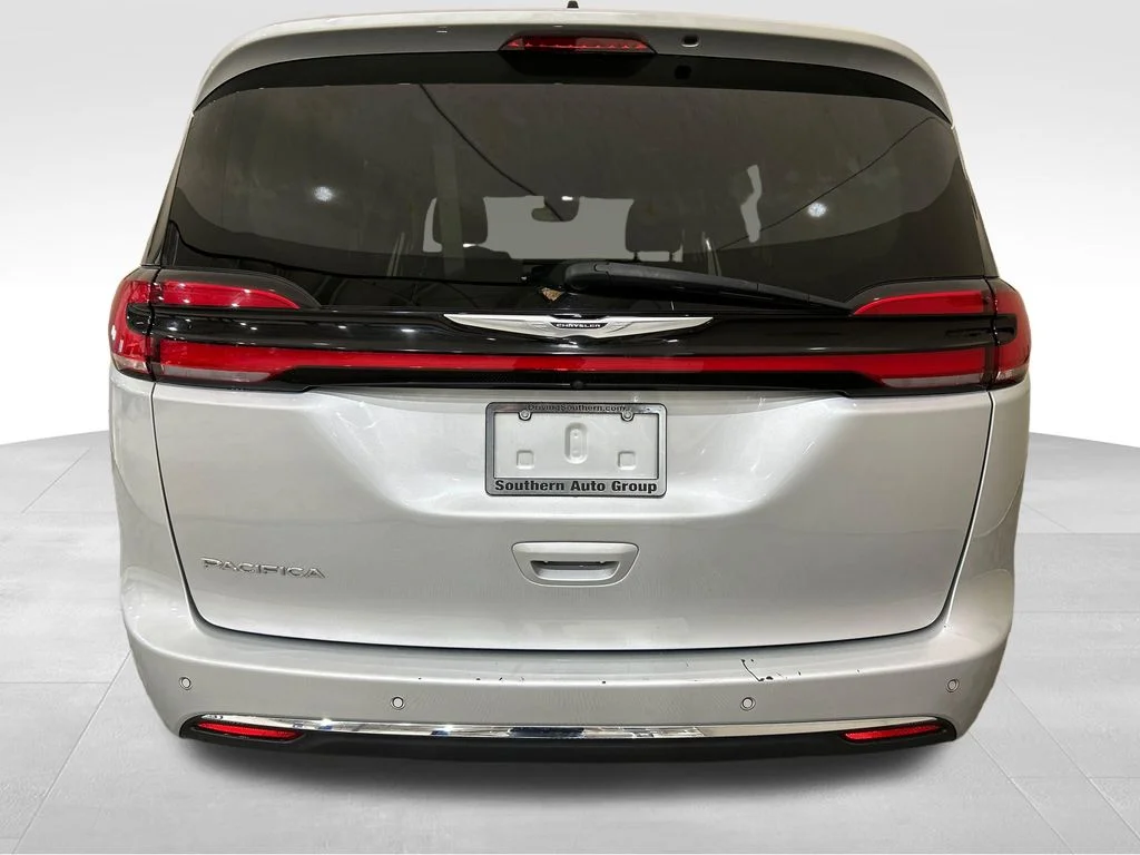 Used 2023 Silver Chrysler Touring L image 4