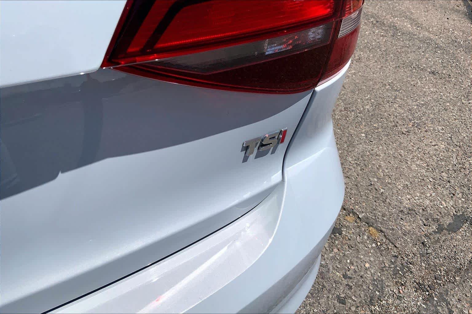 Used 2017  Volkswagen 1.4T SE image 9