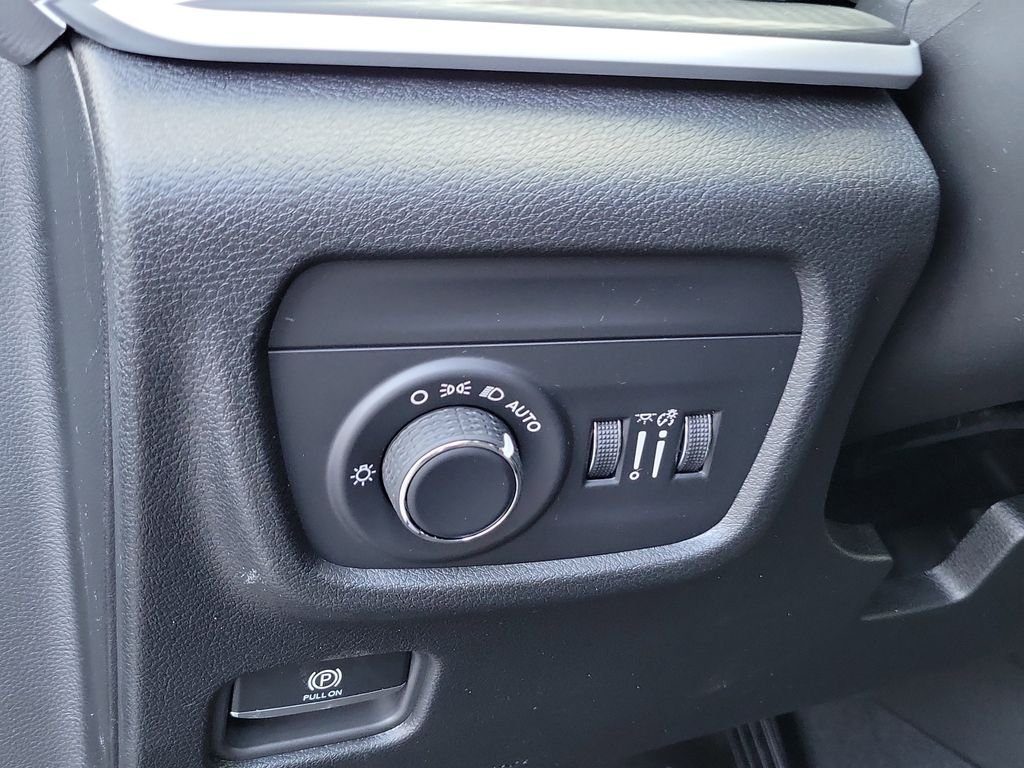 New 2026 Diamond Black Crystal Pearlcoat Jeep Laredo image 18