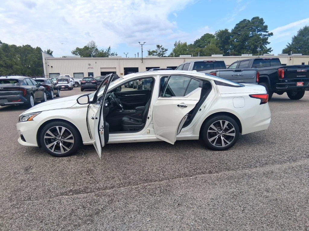 Used 2019 White Nissan 2.5 Platinum image 17