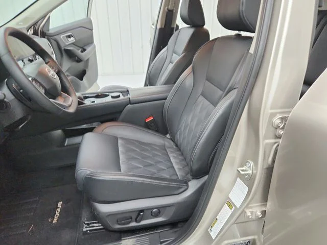 Used 2026 Gold Nissan Platinum image 19