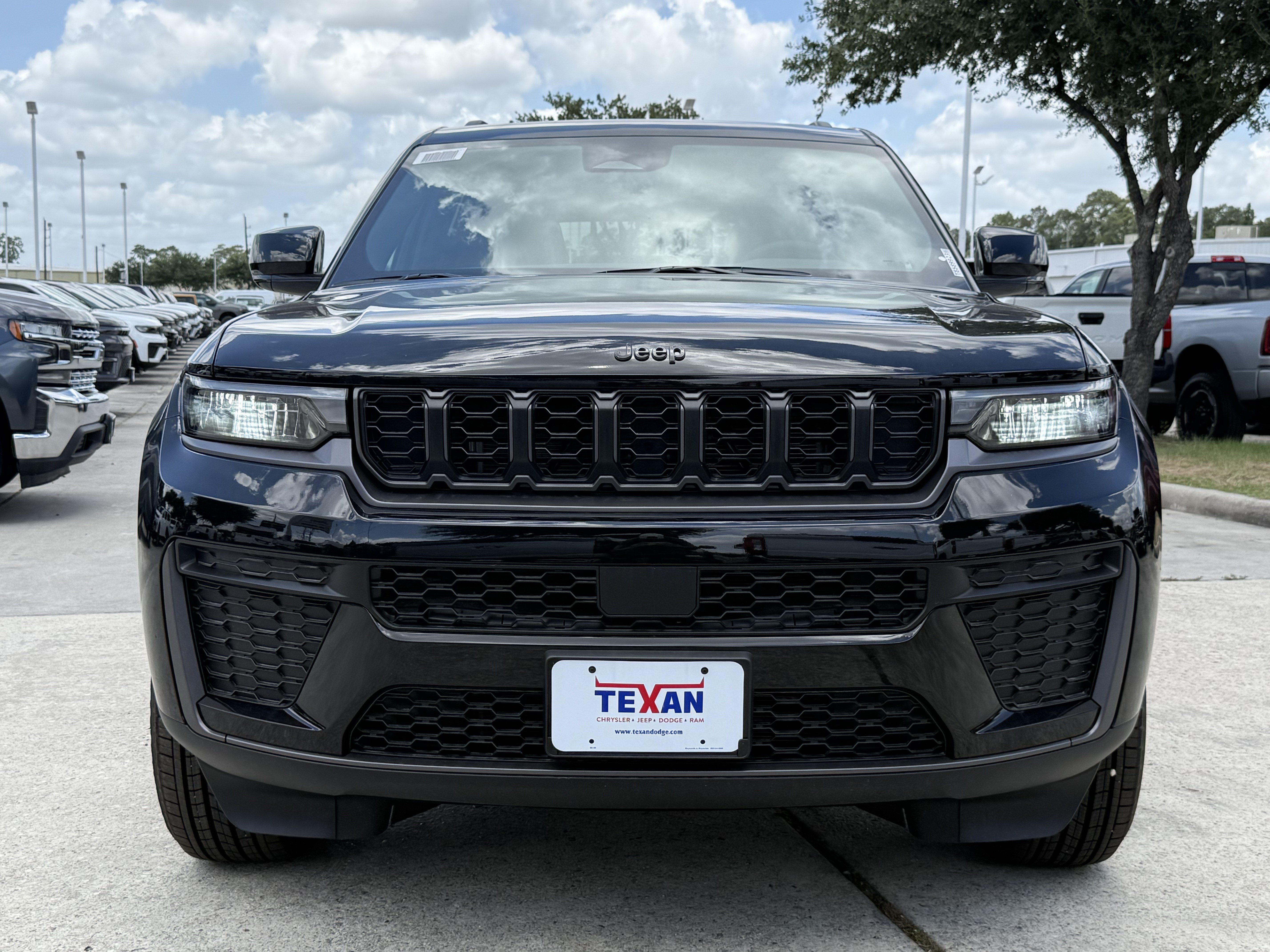 New 2026 Diamond Black Crystal Pearlcoat Jeep Laredo Altitude image 6