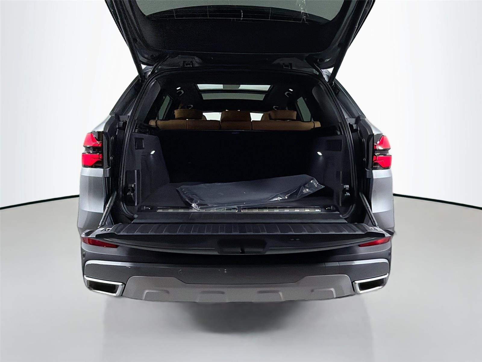 New 2026 Skyscraper Grey Metallic BMW xDrive50e image 53