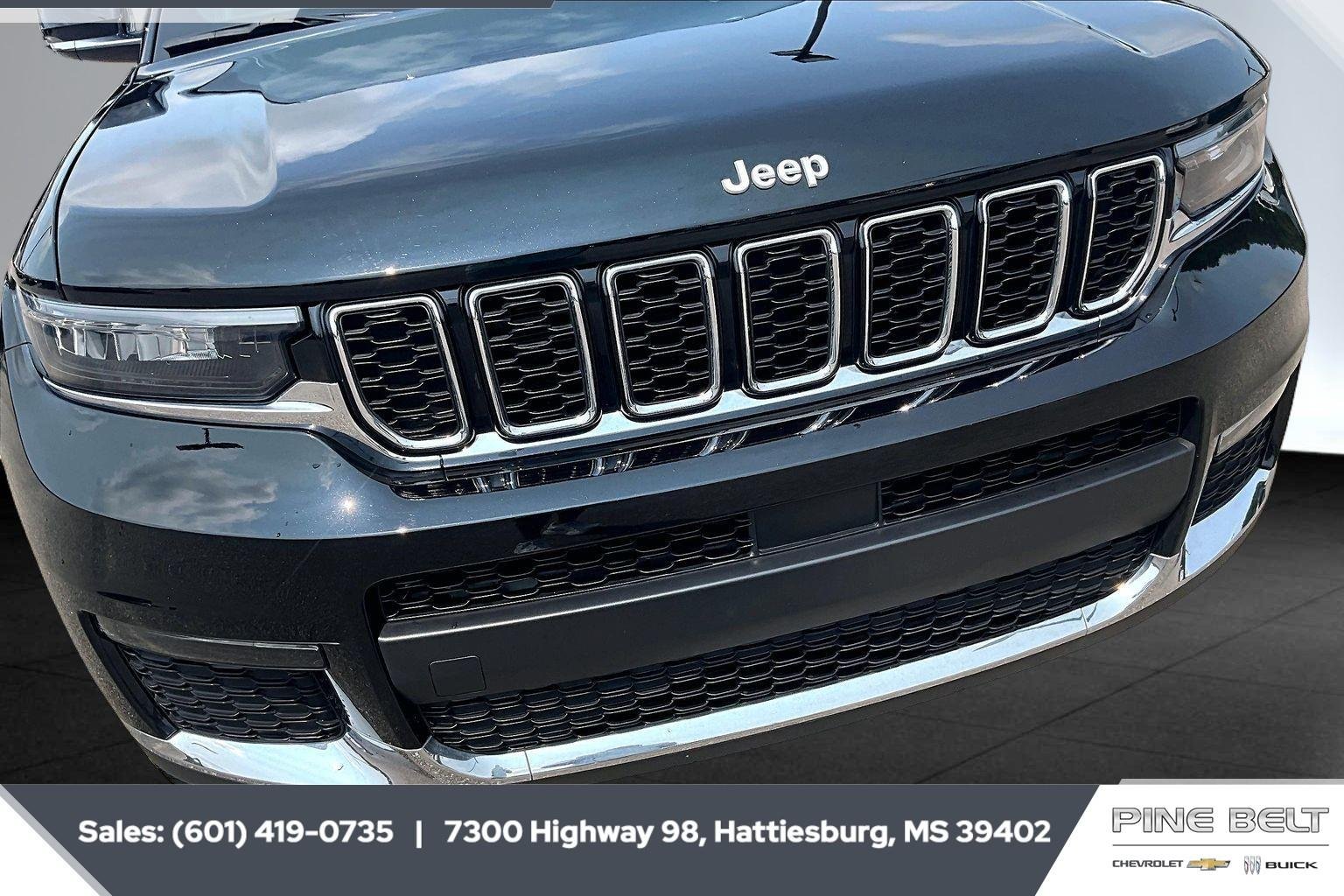 Used 2025 Diamond Black Crystal Pearlcoat Jeep Limited image 22