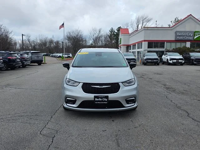 Used 2024 Silver Mist Clearcoat Chrysler Touring L image 3