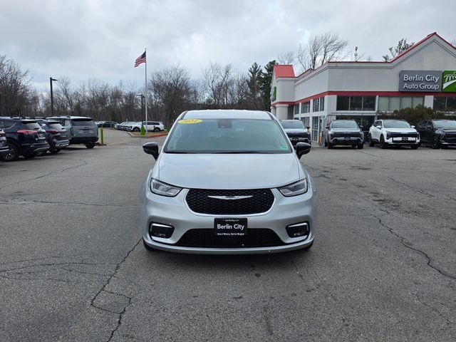 Used 2024 Silver Chrysler Touring L image 3