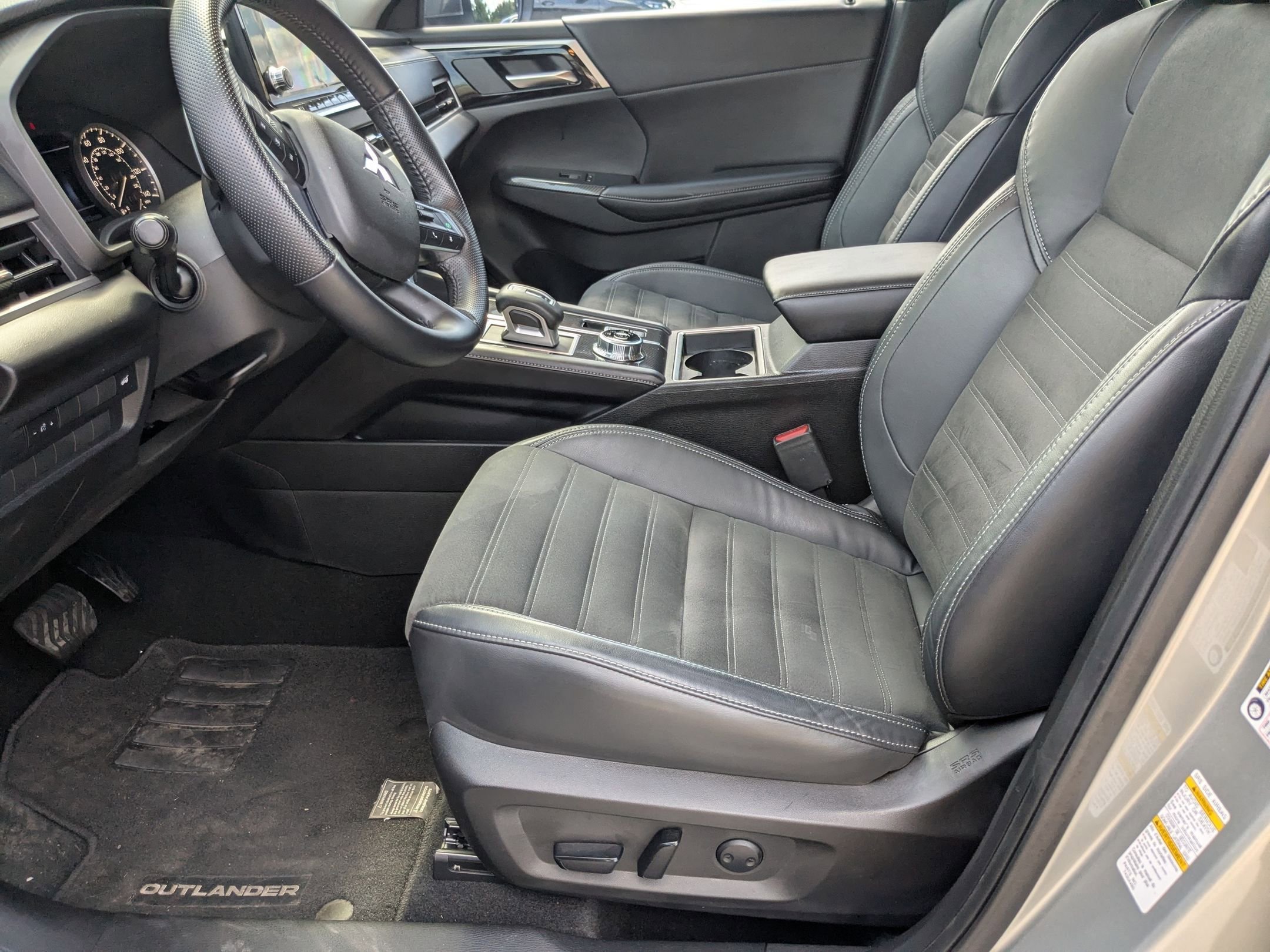 Used 2022 Silver Mitsubishi SE image 9