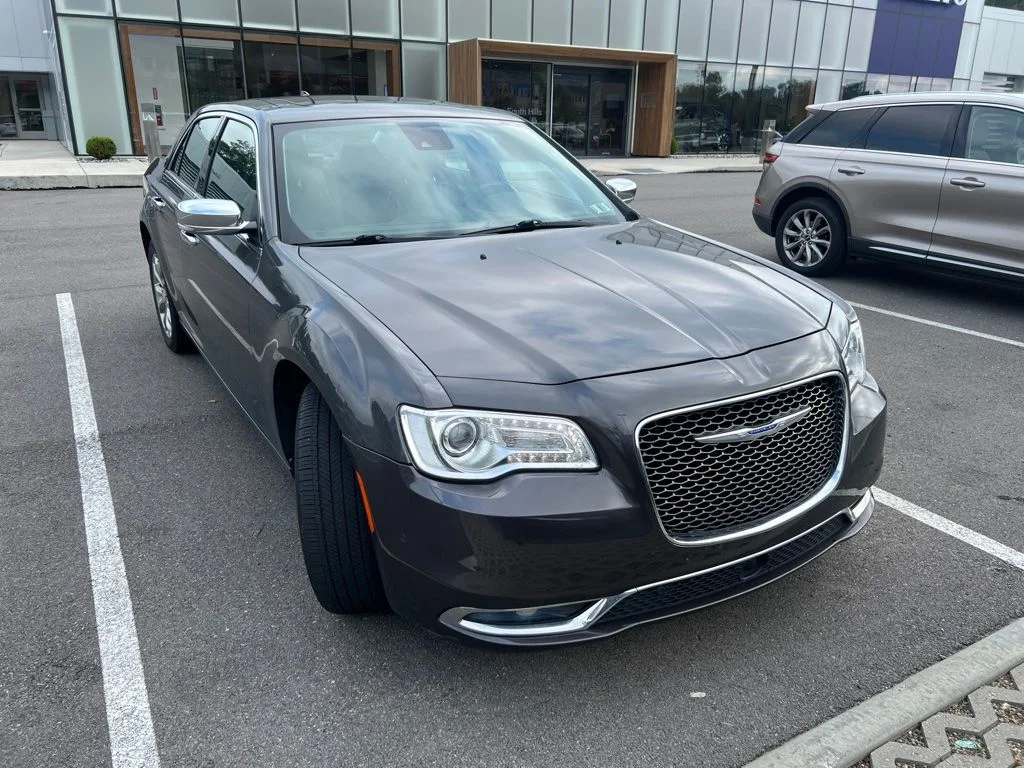 Used 2018 Crystal Metallic Chrysler Limited image 3