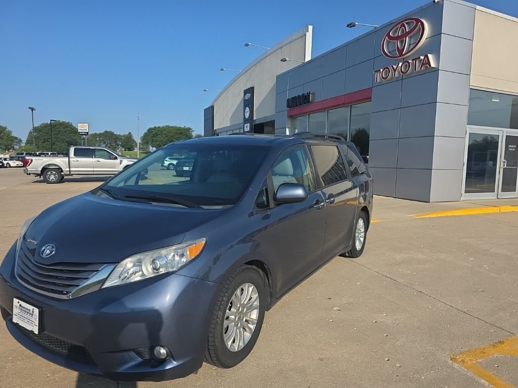 Used 2015 Blue Toyota XLE image 5
