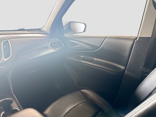 Used 2018 IRIDESCENT PEARL TRICOAT Chevrolet Premier image 23