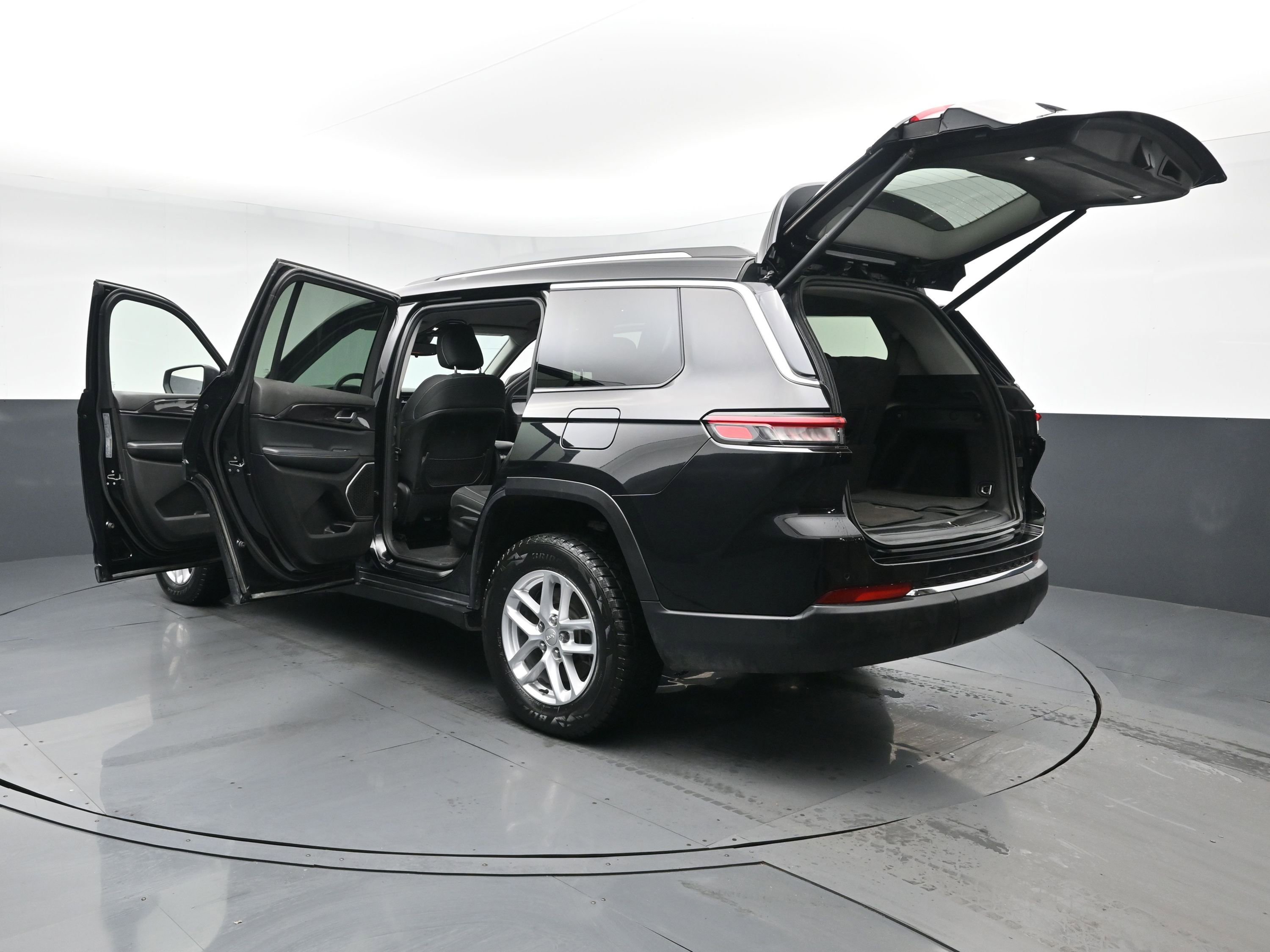 Used 2022 Diamond Black Crystal Pearlcoat Jeep Laredo image 33