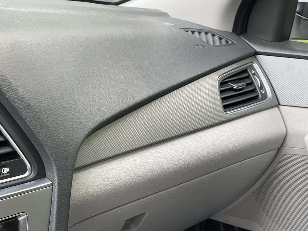 Used 2017 White Hyundai Base image 29