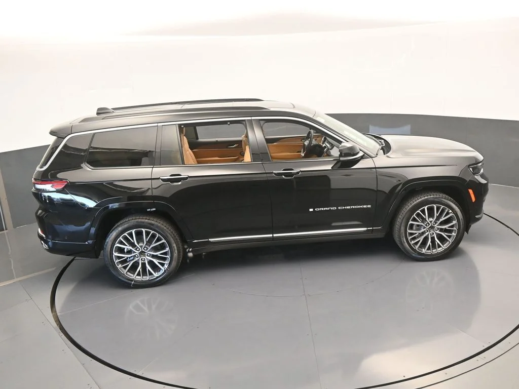 New 2025 Diamond Black Crystal Pearl-Coat Exterior Paint Jeep Summit image 52