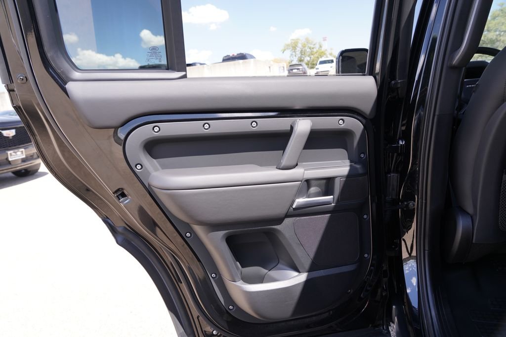 Used 2026 Black Land Rover X-Dynamic SE image 30