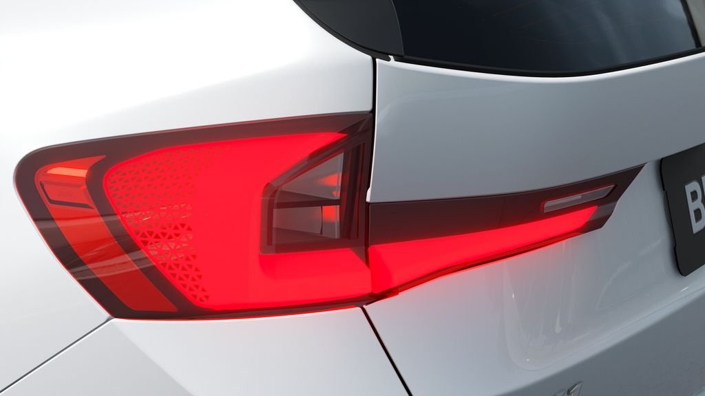 New 2027 Mineral White Metallic BMW xDrive28i image 8