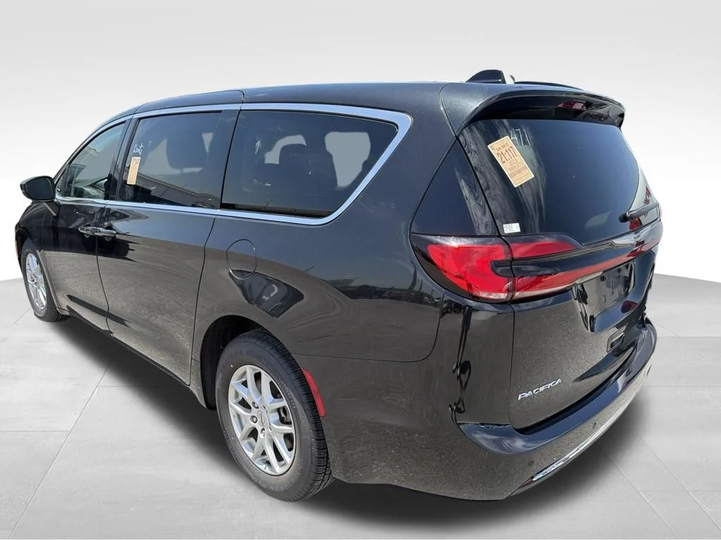 Used 2023 Black Chrysler Touring L image 9