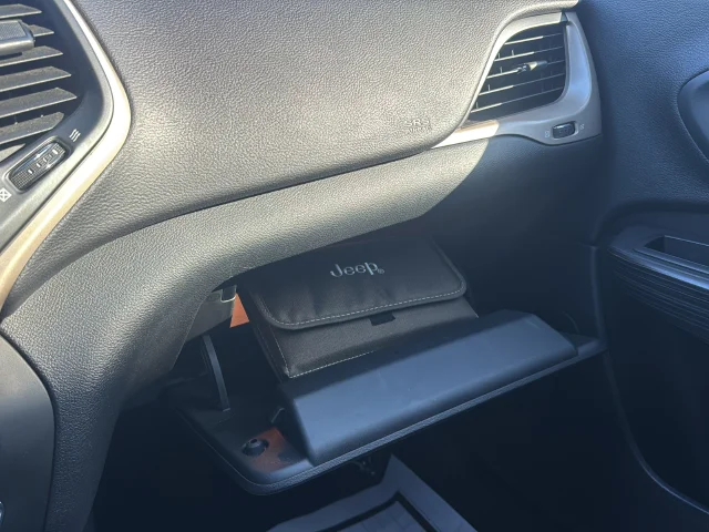 Used 2017 White Jeep Latitude image 35
