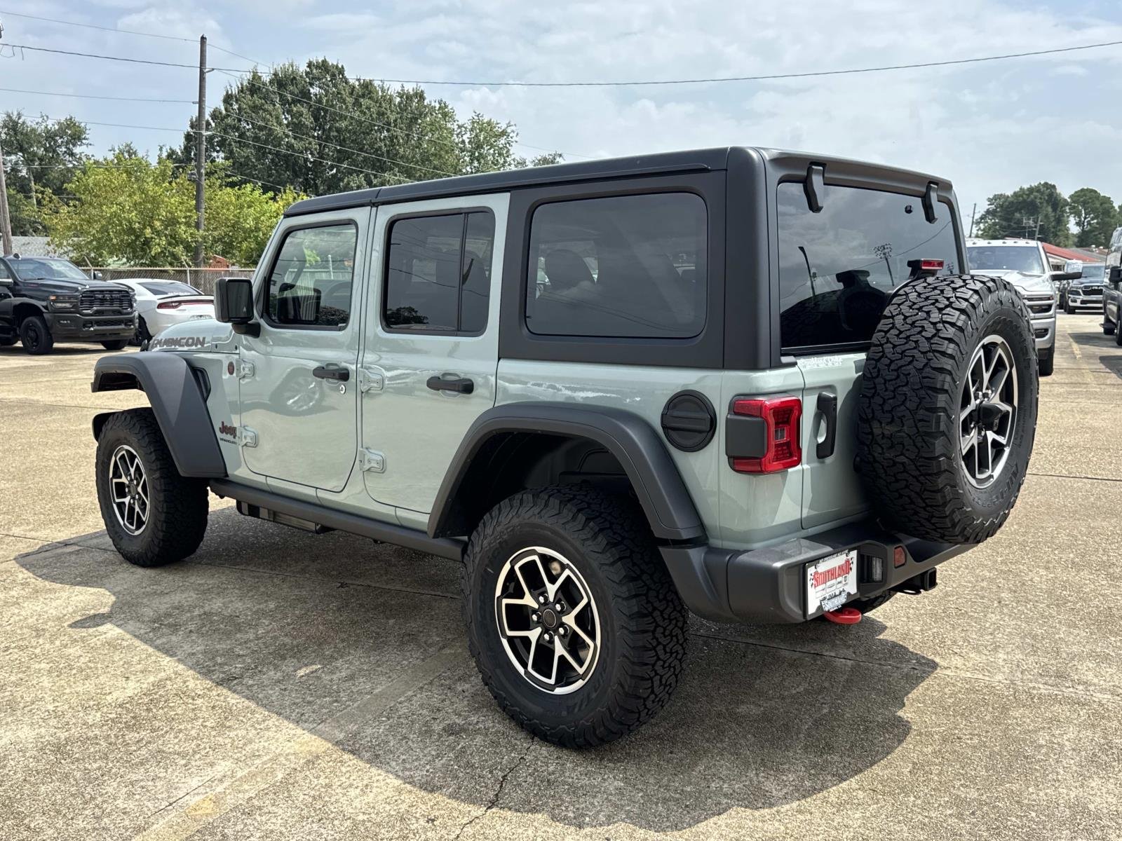 New 2026 Bright White Clear-Coat Exterior Paint Jeep Limited image 4