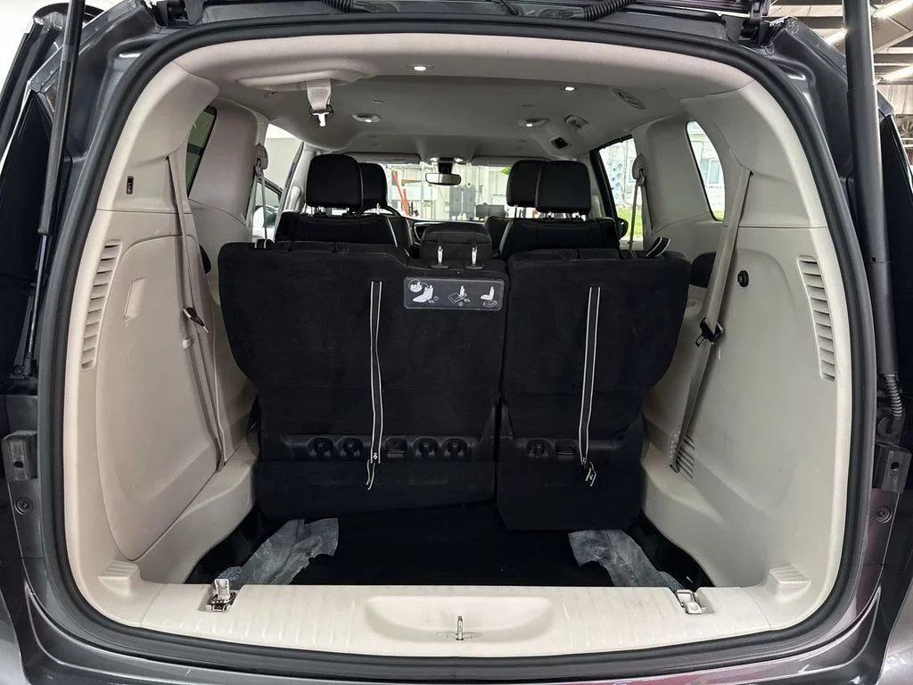 Used 2020 Crystal Metallic Chrysler Touring L image 34