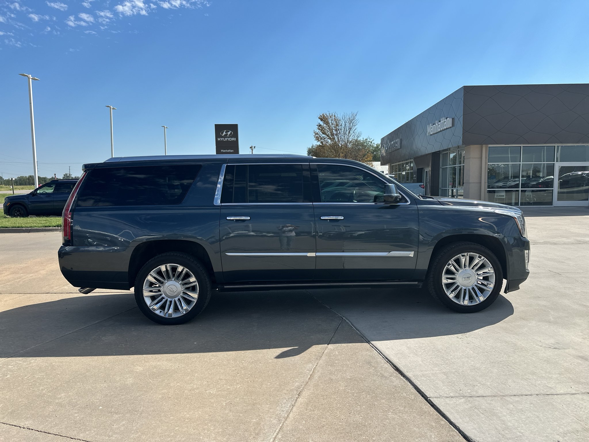Used 2019 Shadow Metallic Cadillac Platinum image 9