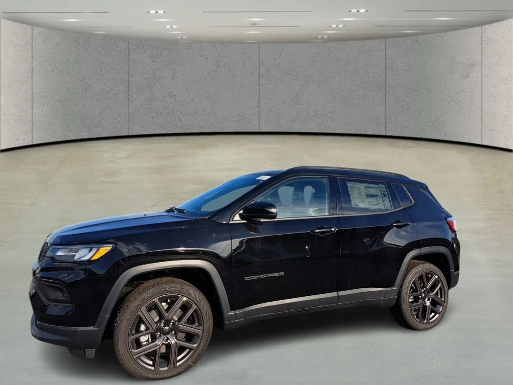 New 2026 Diamond Black Crystal Pearl-Coat Exterior Paint Jeep Latitude image 9