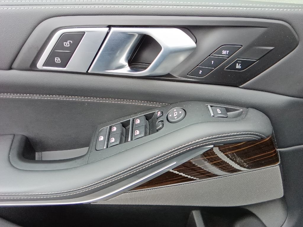 Used 2026 Skyscraper Grey Metallic BMW xDrive40i image 11