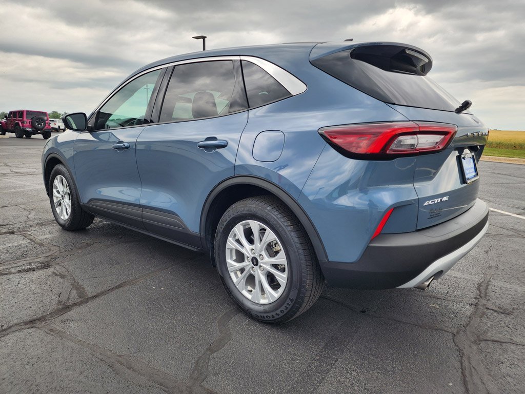 Used 2023 Vapor Blue Metallic Ford Active image 7