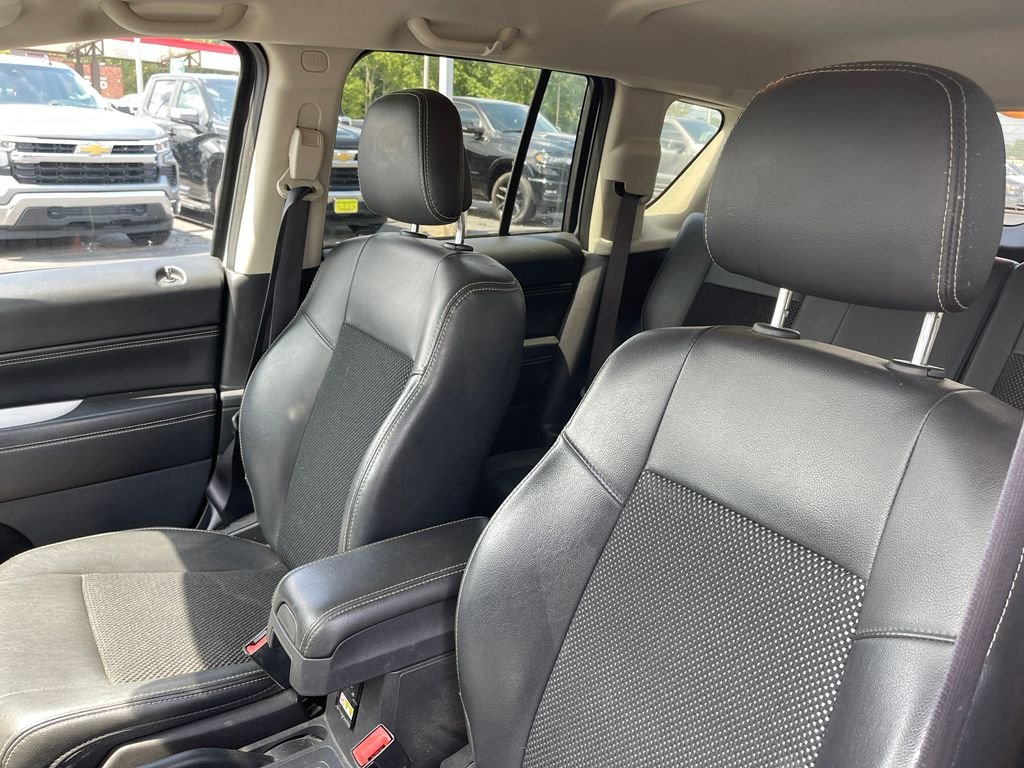 Used 2017 Bright White Clearcoat Jeep Latitude image 9