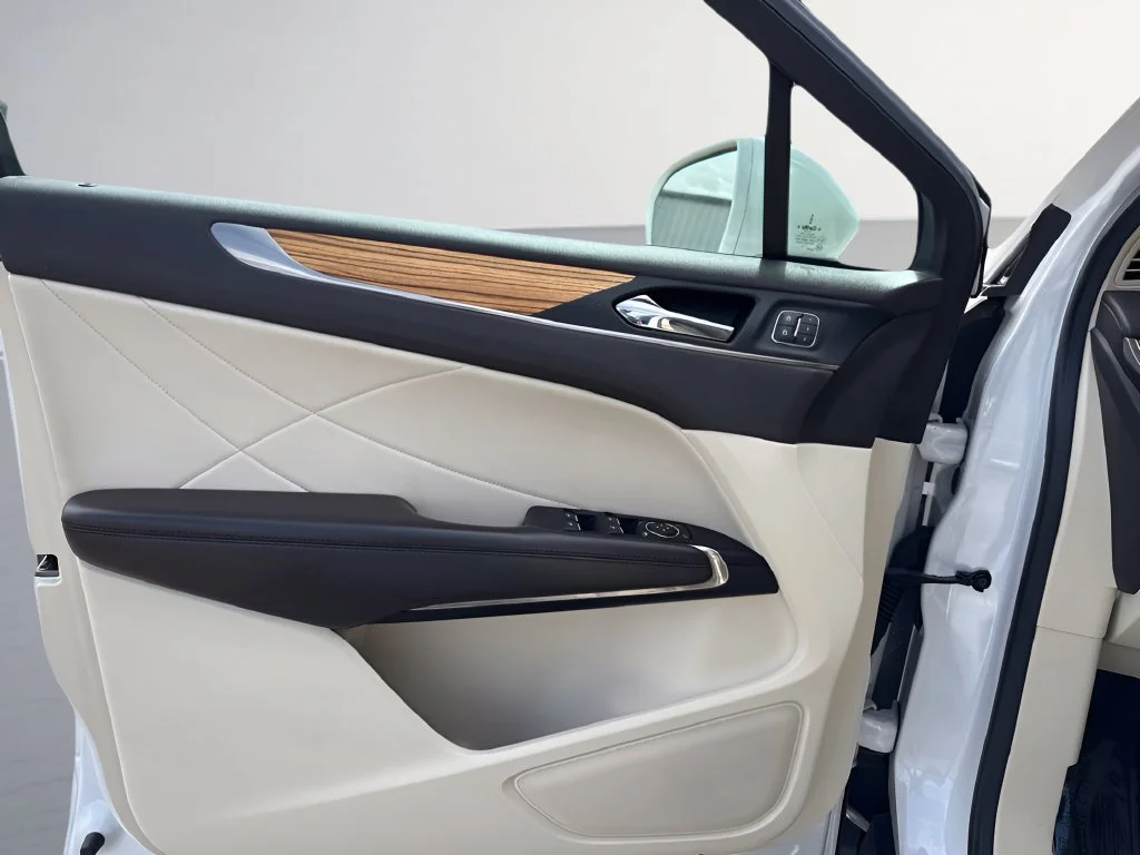 Used 2015 White Lincoln Base image 26