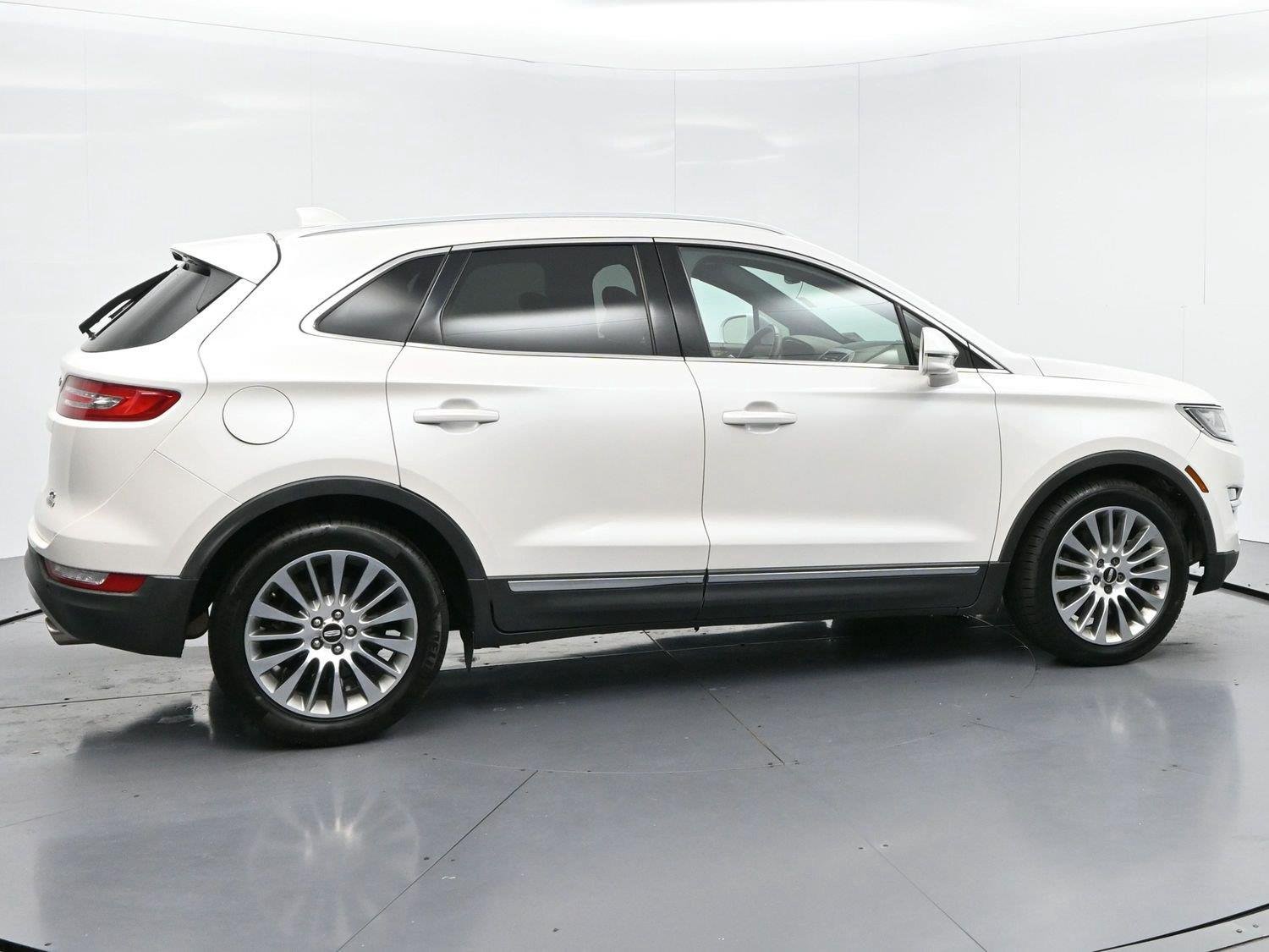 Used 2015 White Platinum Metallic Tri-Coat Lincoln FWD 4dr image 8