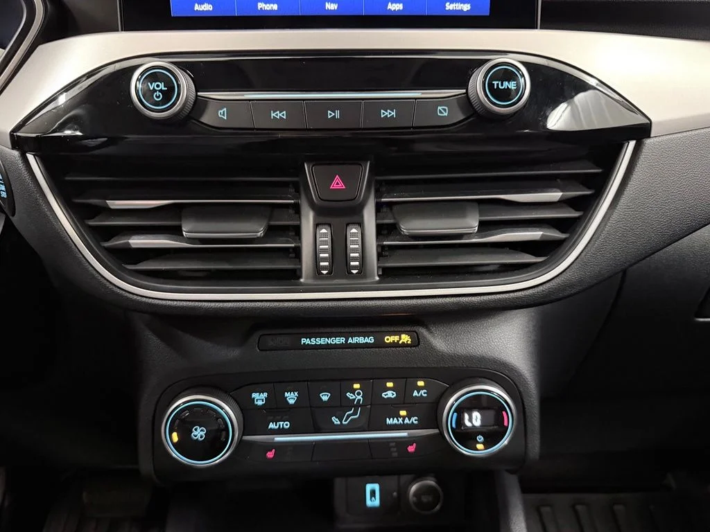 Used 2020 Red Ford SE image 24